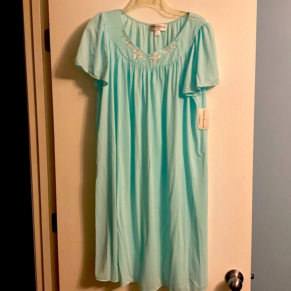 Miss Elaine brand nightgown. Size large